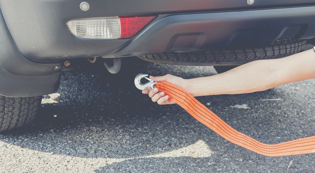 Przed rozpoczęciem holowania należy linkę zamontować w miejscach przeznaczonych do tego przez producenta