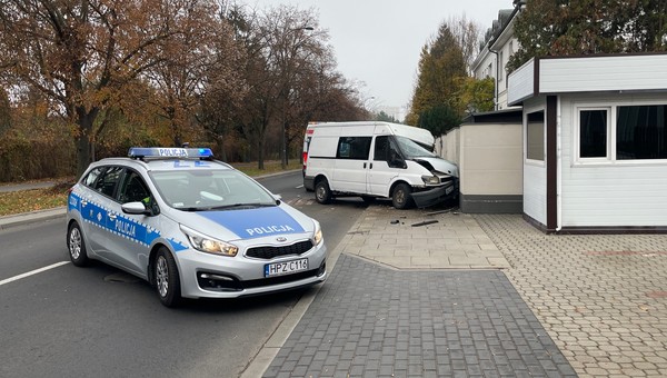 Dostawczak zjechał z drogi i wbił się w ogrodzenie. Wypadek w Warszawie