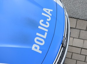 Spektakularne dachowanie w centrum Warszawy. Autor wyczynu to nie byle kto
