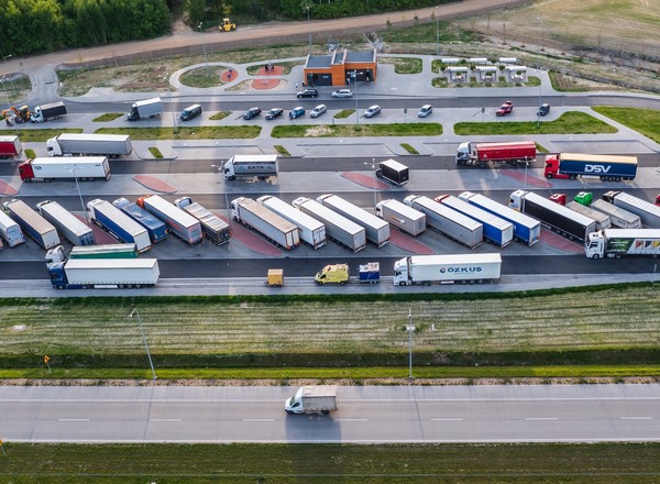 Niektórzy oszuści nie dbają o szczegóły. Kuriozalne metody na drogach