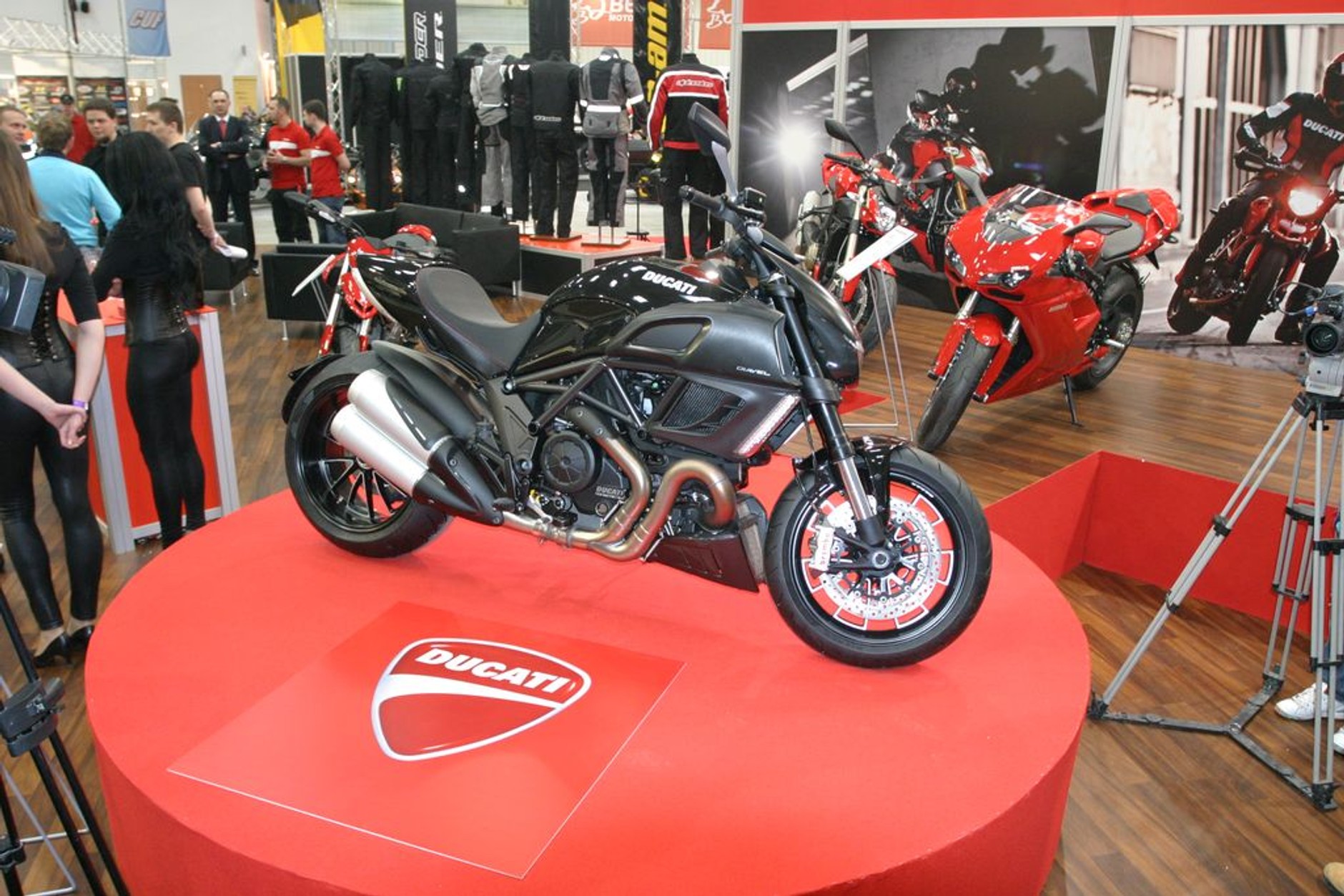 III Ogólnopolska Wystawa Motocykli i Skuterów: premiery i atrakcyjne hostessy (galeria)