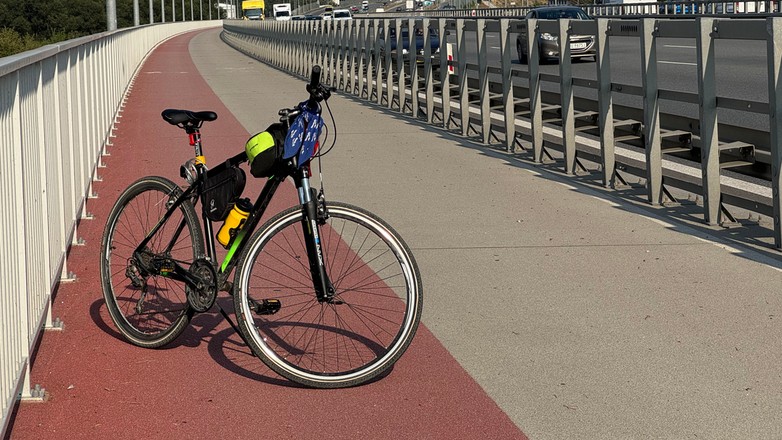 Rower na Moście Południowym w Warszawie