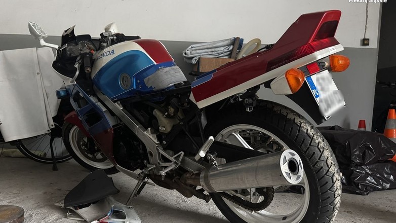 Policjanci zatrzymali motocyklistę. Okazało się, że mężczyzna był poszukiwany.