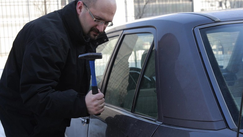 Zatrzaśnięte kluczyki w samochodzie. Wybijać szybę?