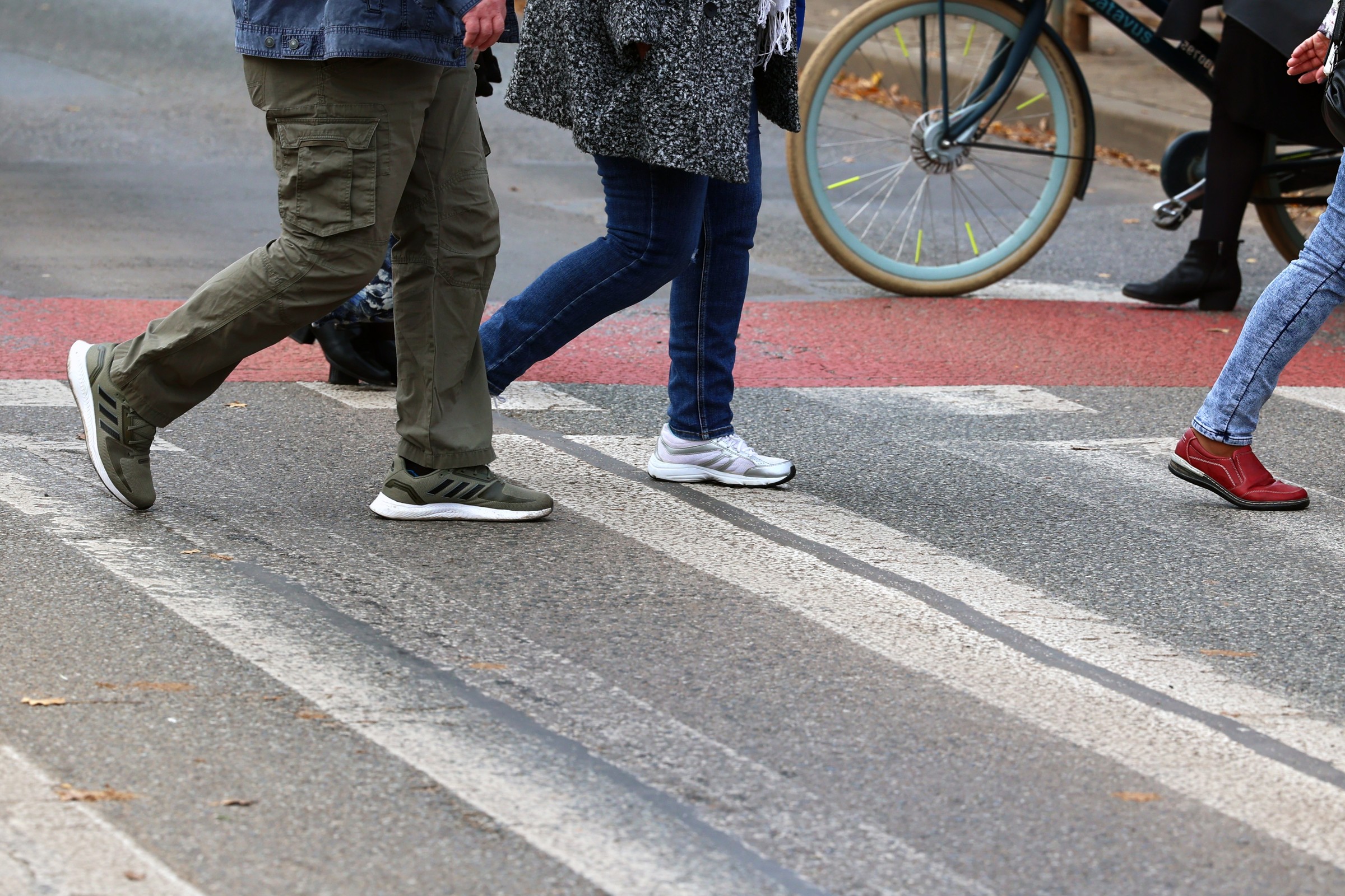 Czy można ruszyć, kiedy pieszy wciąż jest na przejściu? Niewiedza to ogromny mandat