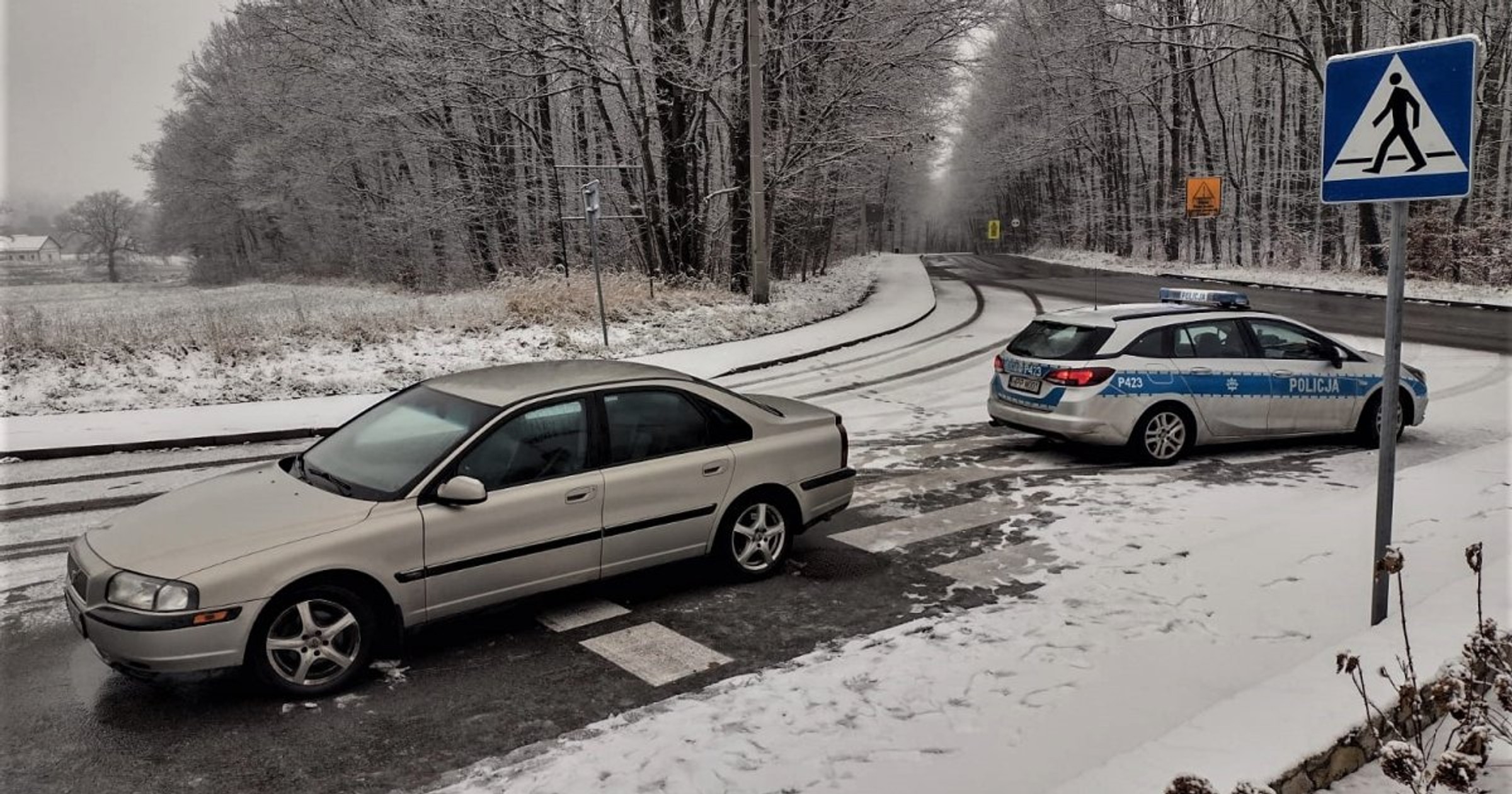 Auto zaparkowane na "zebrze", a w środku pijany mężczyzna