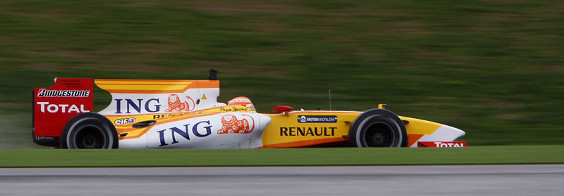 Formuła 1: prezentacja Renault - R29 z płetwą rekina (fotogaleria)