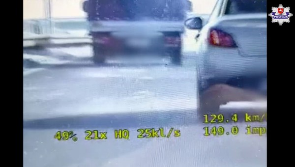 Lód z ciężarówki spadał na drogę. Nagrał to policyjny wideorejestrator