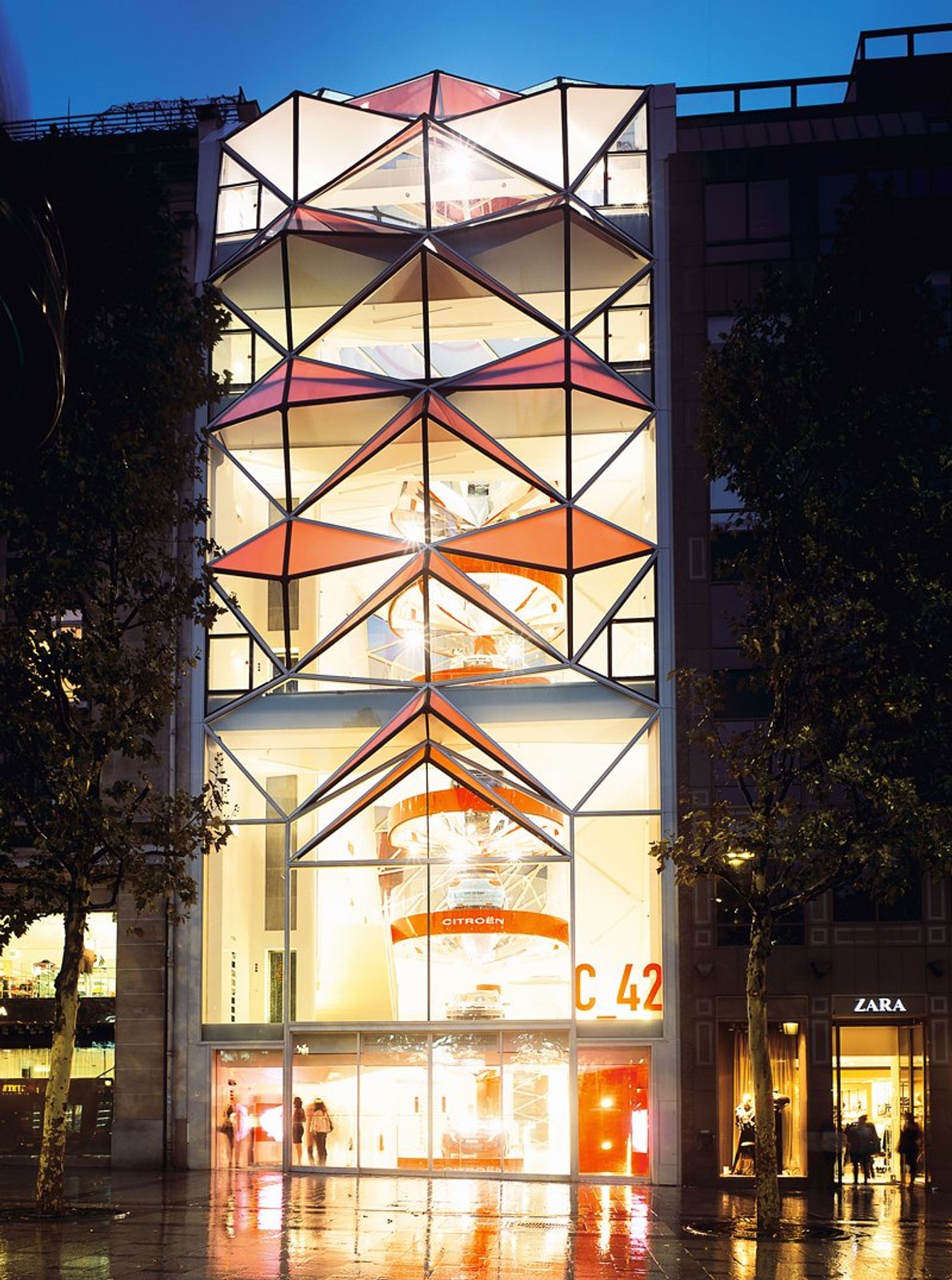 Citroën: C42 - kultowa i symboliczna siedziba na Polach Elizejskich