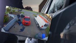 Chcieli mu ukraść auto sprzed domu. Bił się z czterema złodziejami [WIDEO]