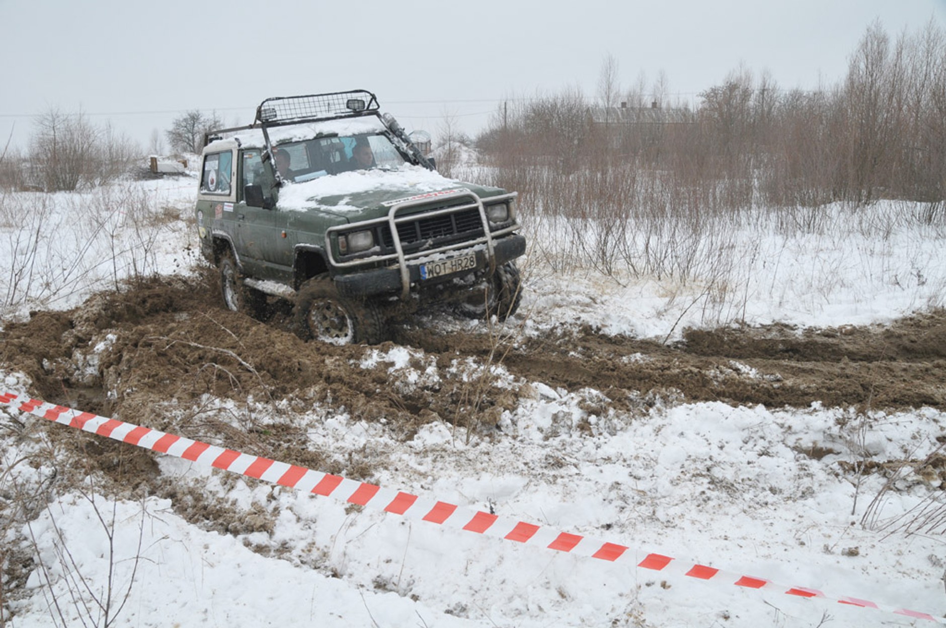 Terenowa integracja „dla choinki” pod znakiem śniegu i mrozu