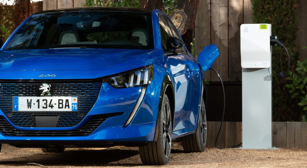 Peugeot e-208 podczas ładowania