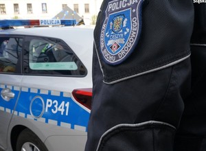 Pieszo uciekała pomiędzy pędzącymi samochodami. Policjanci ukarali nie tylko ją
