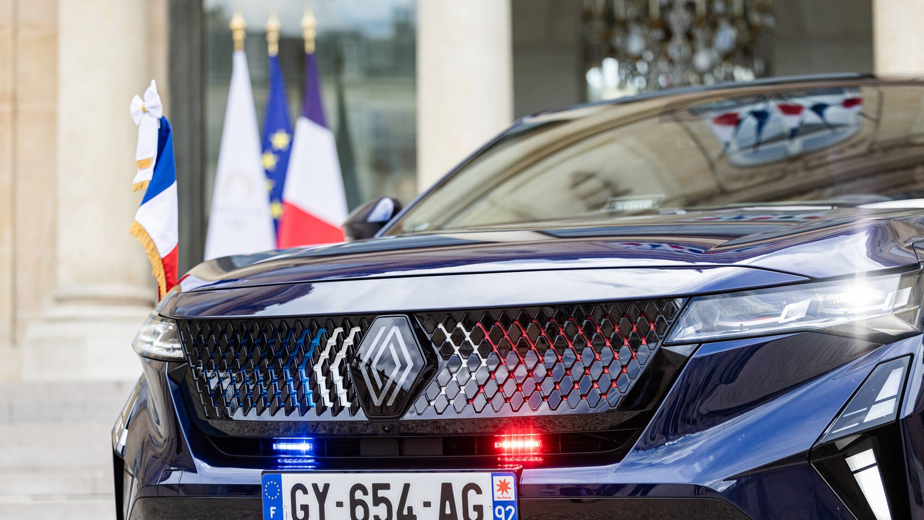 Egzemplarz Emmanuela Macrona ma flagę Francji ukrytą w grillu