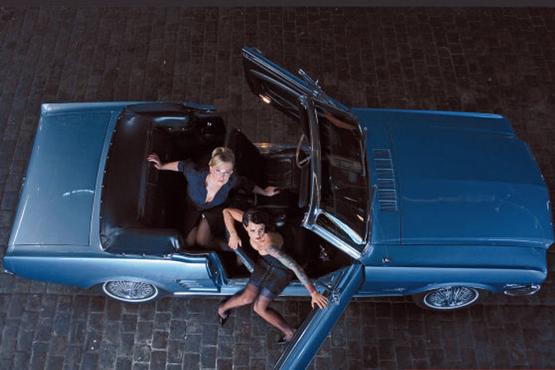 Seksowne kobiety w ekstrawaganckich samochodach