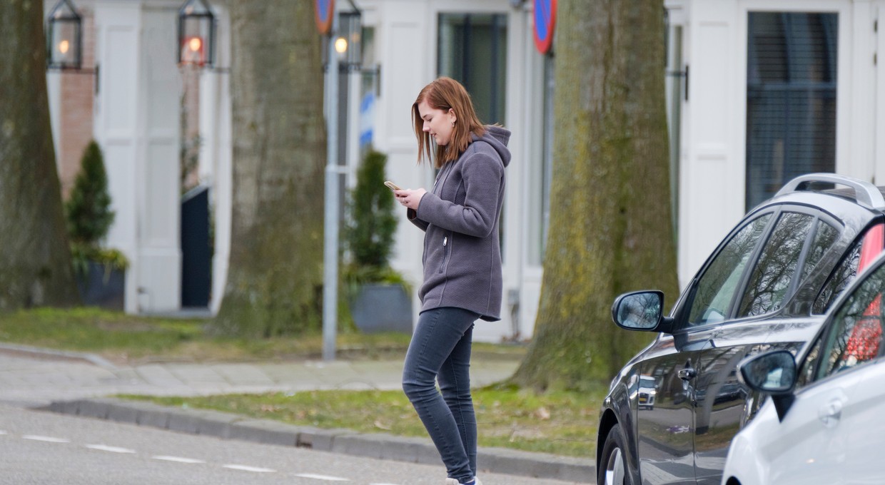 Pieszy z telefonem w ręku: zagrożenie na drodze?