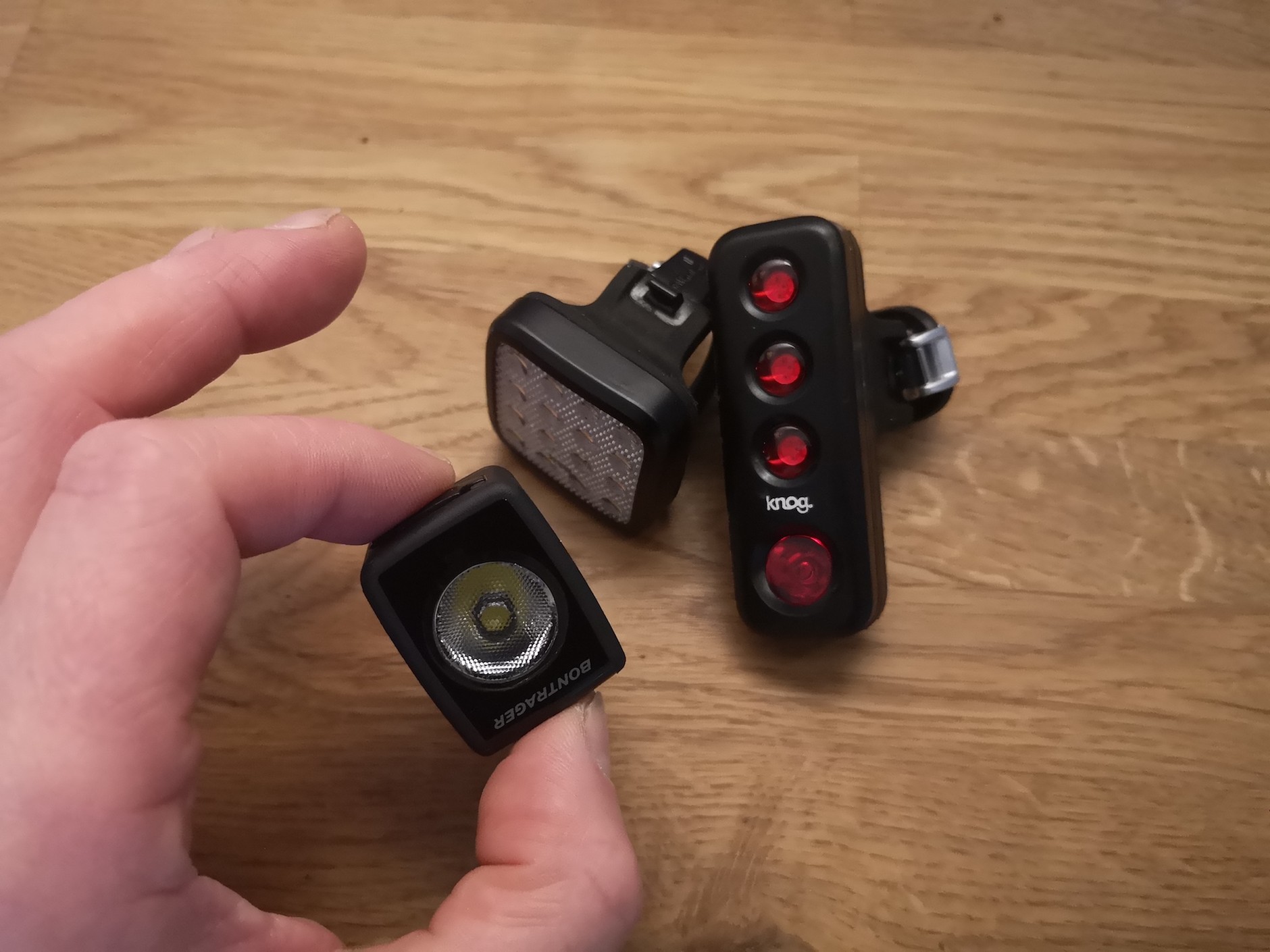 Pojedyncza dioda o wysokiej mocy i soczewka – taki układ daje najostrzejsze, oślepiające światło. Lampka wyposażona w kilka lub kilkanaście modułów SMD (w tle) to urządzenie uniwersalne – mniej widoczne w dzień, ale potencjalnie lepsze na noc. Nie bez znaczenia jest także całkowita emisja światła.