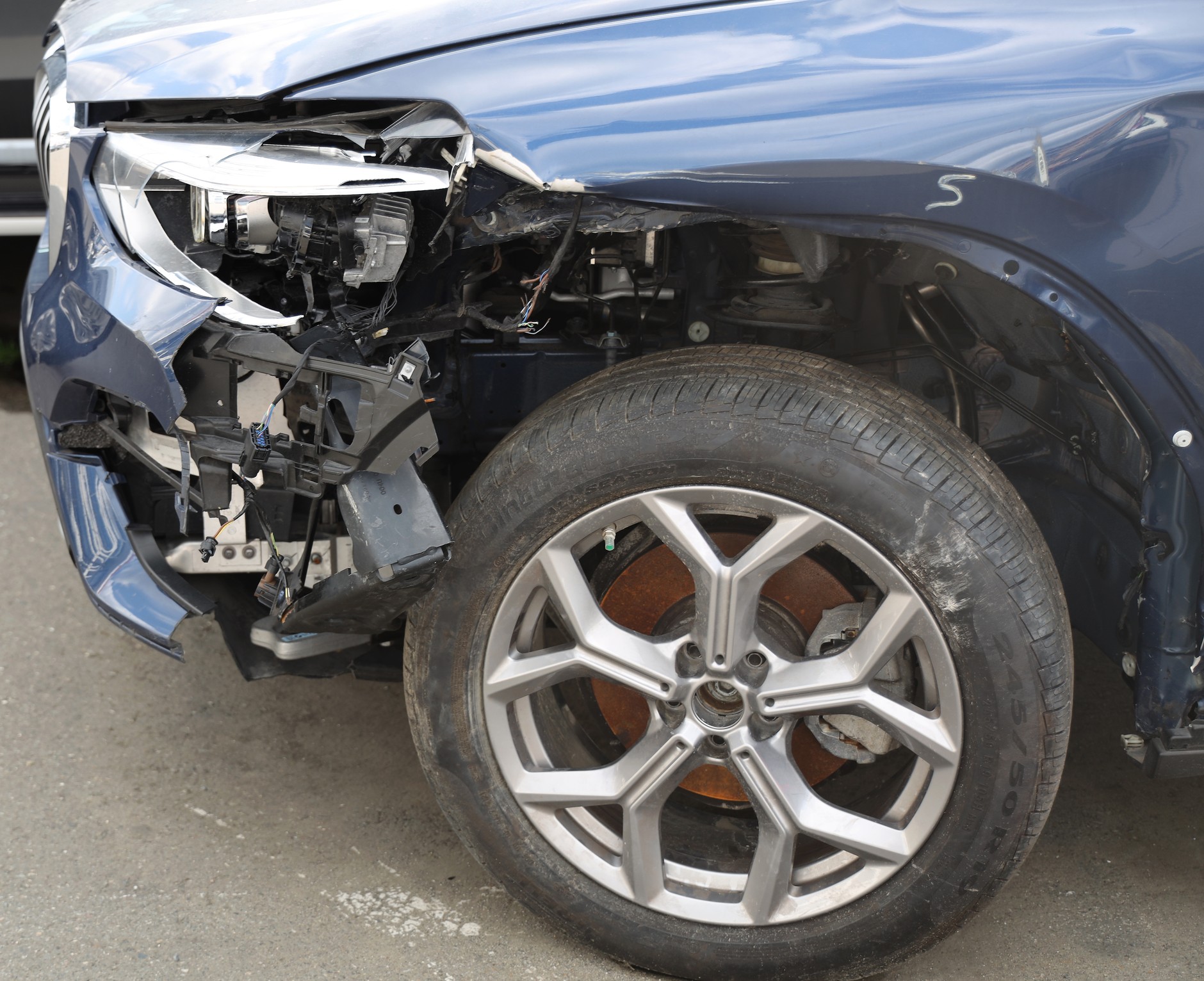 Niepozorna stłuczka może oznaczać szkodę całkowitą – zderzak nie jest dziś już tanią&nbsp;częścią zamienną, a pod nim i na nim zamontowane są bardzo drogi elementy.