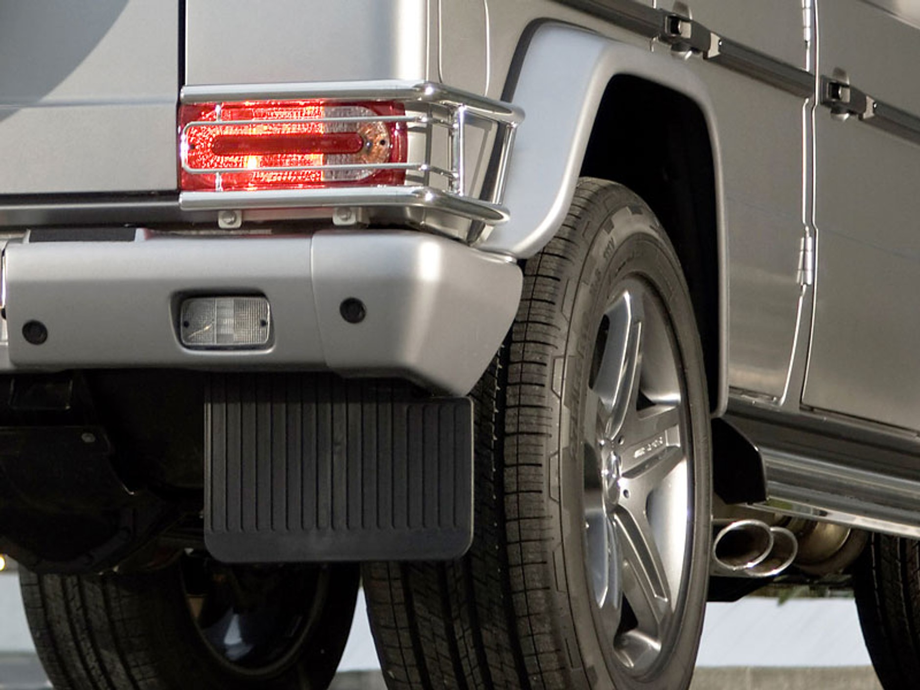 Mercedes-Benz SLS AMG i G 55 AMG Edition 79: złote i srebrne gwiazdy w Dubaju