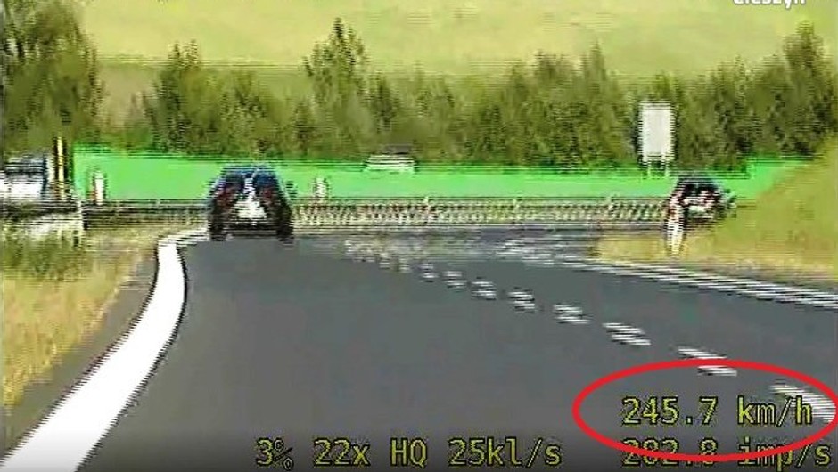 Kierowca Mercedesa jechał ponad 240 km/h