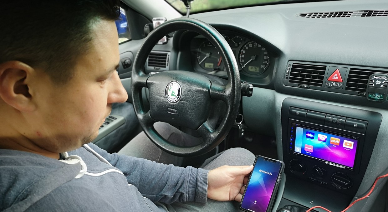 WebLink czyli podłącz telefon do radia w samochodzie