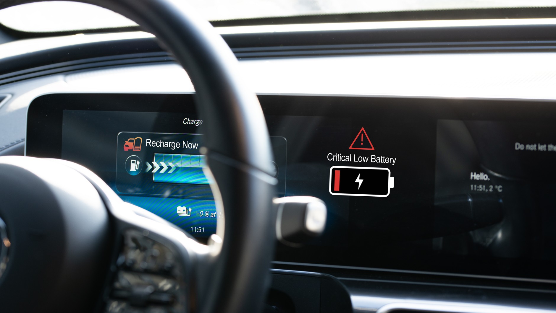 Zimą lepiej unikać jazdy na rezerwie – niezależnie od tego, czy auto jest elektryczne, czy spalinowe