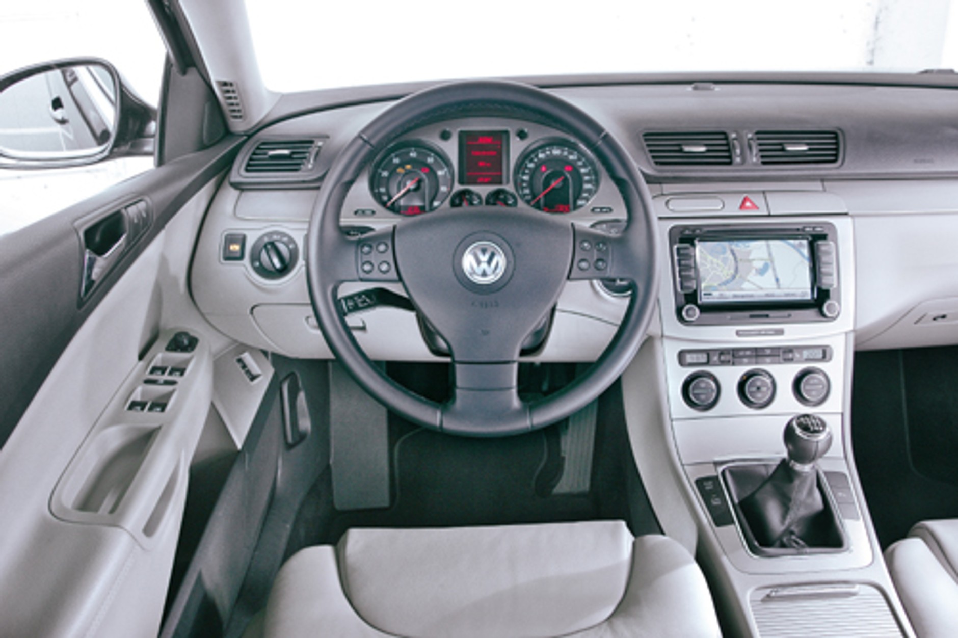 Nowa Skoda Superb kontra VW Passat i Audi A4 - Porównanie trzech limuzyn z jednej stajni