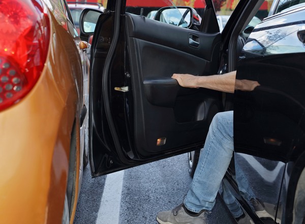 Jak naprawić wgniecenie w karoserii? Jest lepszy sposób niż wizyta u blacharza