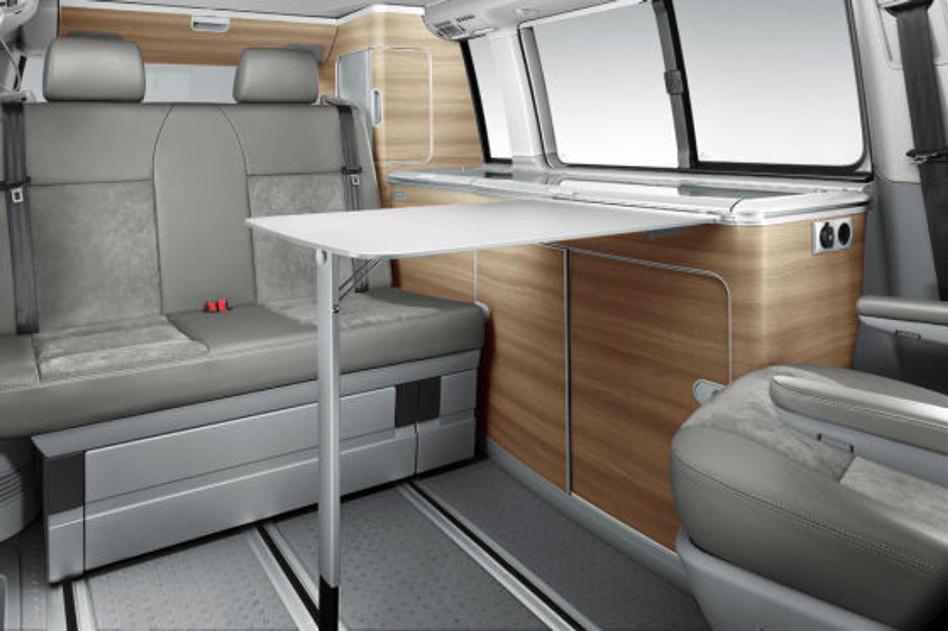 Wewnątrz można mieć dywany bądź skórę. Możliwy jest odbiór telewizji.