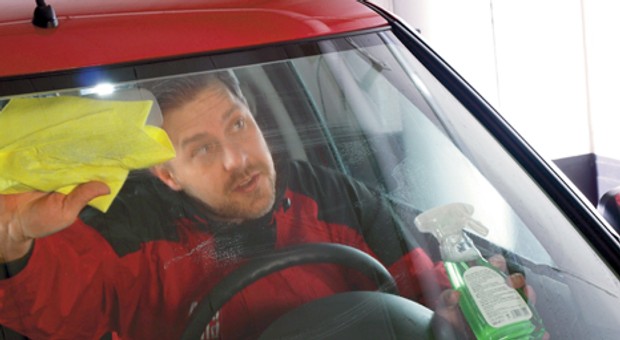 Jak umyć auto, aby usunąć ślady po zimie?