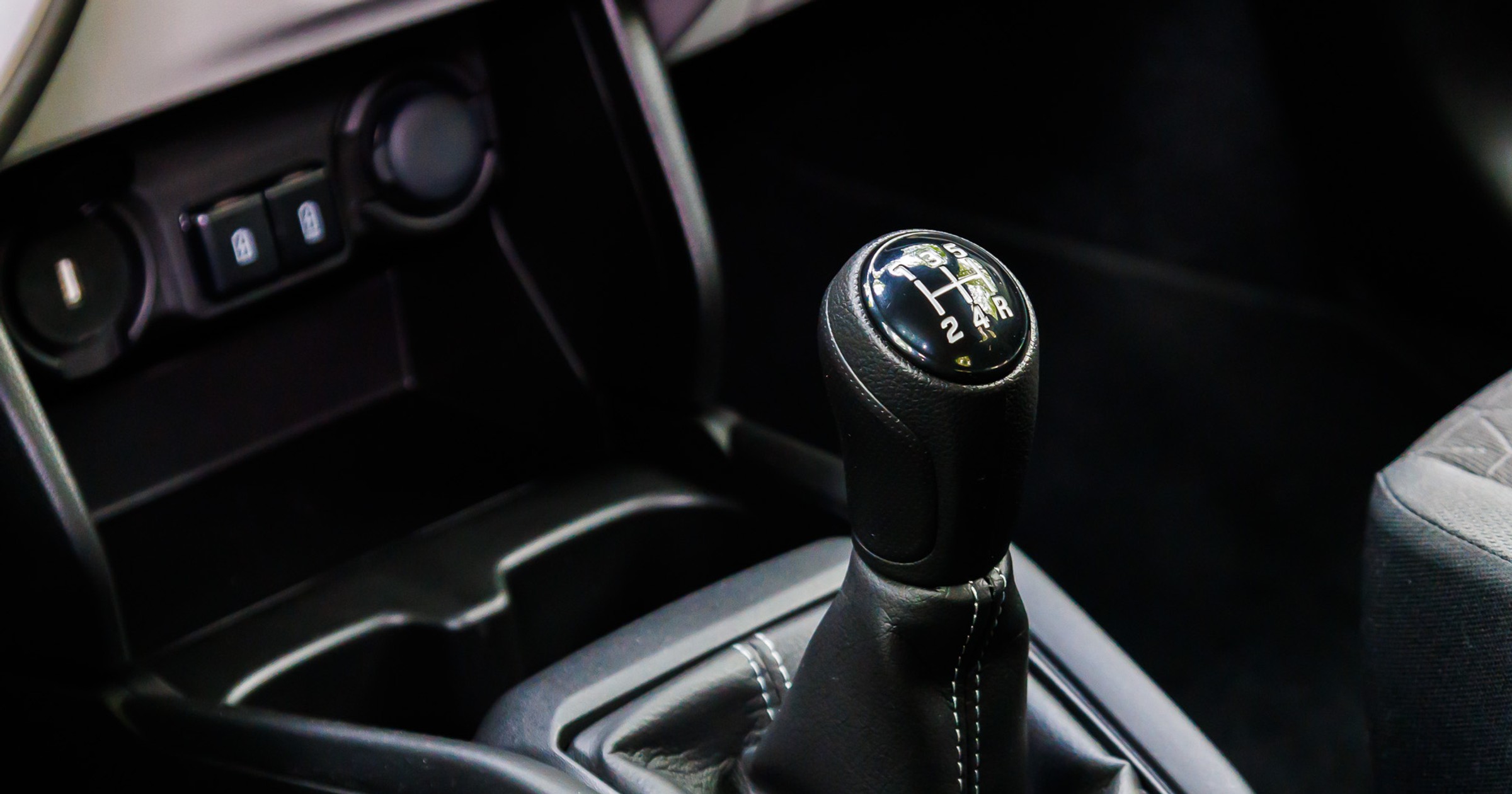 Choć każdemu się wydaje, że umie korzystać ze skrzyni biegów, to często popełnia proste błędy, które wpływają na jej żywotność