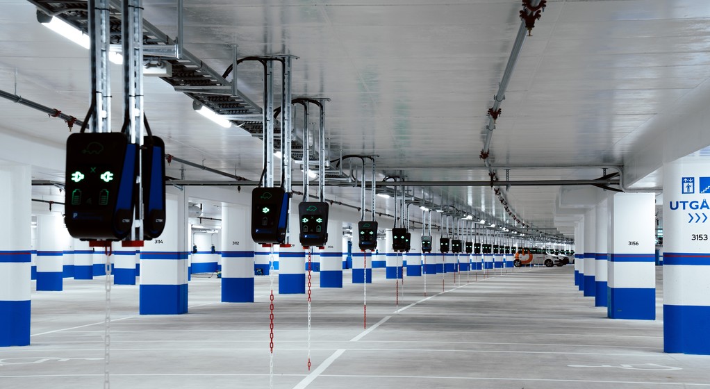 Parking w Sztokholmie z 1000 punktów ładowania.