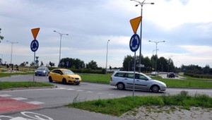 Czy można objeżdżać rondo prawy pasem? Lepiej tego nie rób