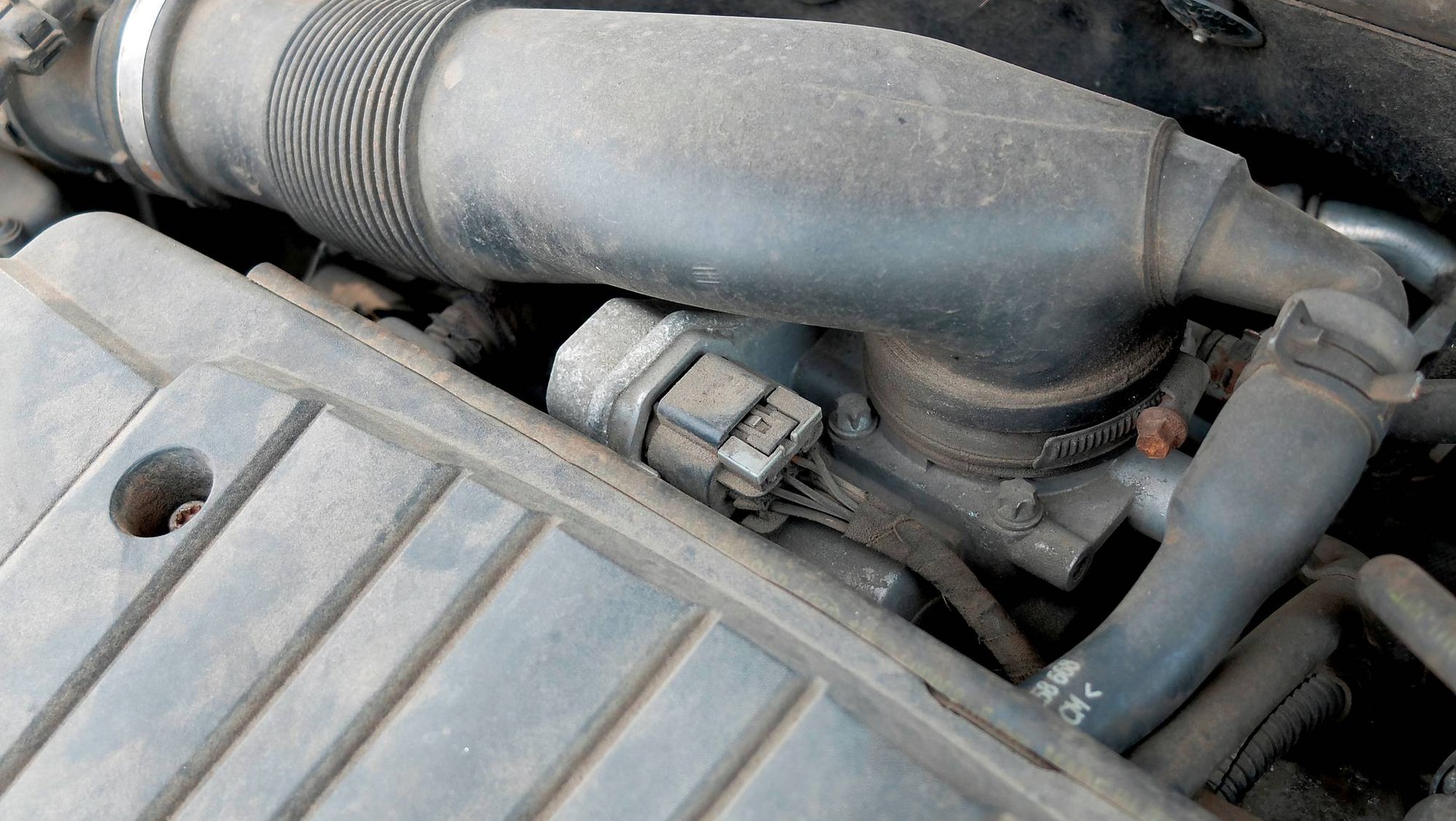 Falowanie obrotów, zaświecenie się kontrolki silnika (check engine), przypadki zdławienia jednostki napędowej na wolnych obrotach. To w silniku 1.8 Ecotec objawy usterki przepustnicy.