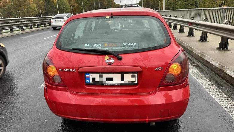 Samochód uszkodzony po kolizji. Na pierwszy rzut oka niemal brak uszkodzeń