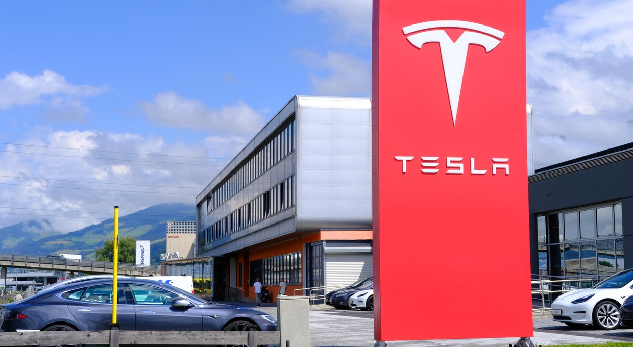 Tesla spada na całym świecie. Od bohatera do zera? Duży problem w Chinach