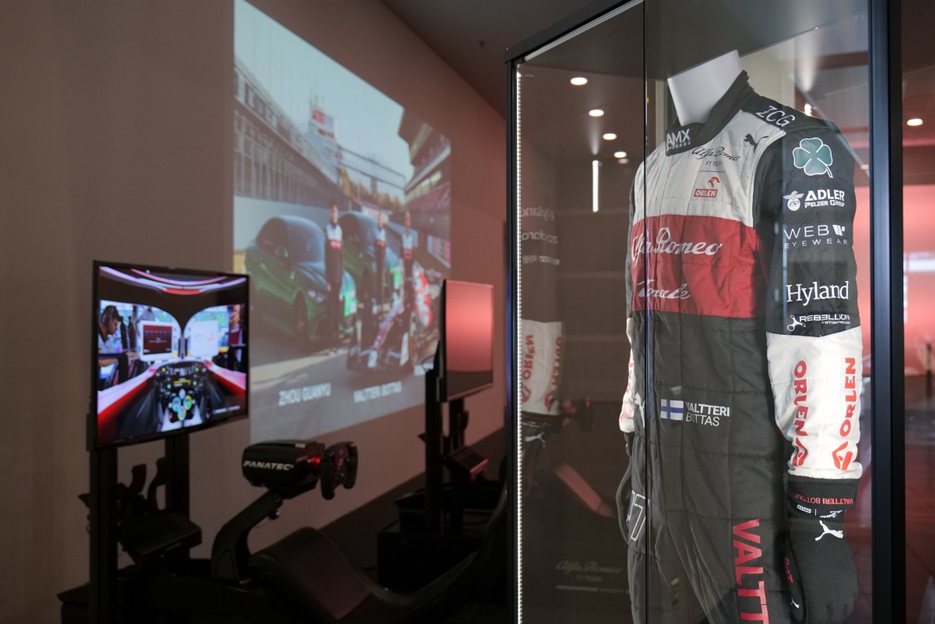 Kombinezon wyścigowy i profesjonalny symulator