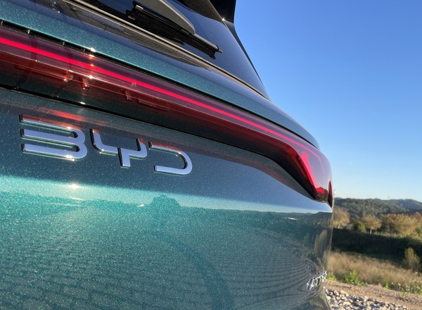 Ma zasięg jak diesel, ale jeździ jak elektryk. BYD Atto 2 DM-i ląduje w mojej "topce"