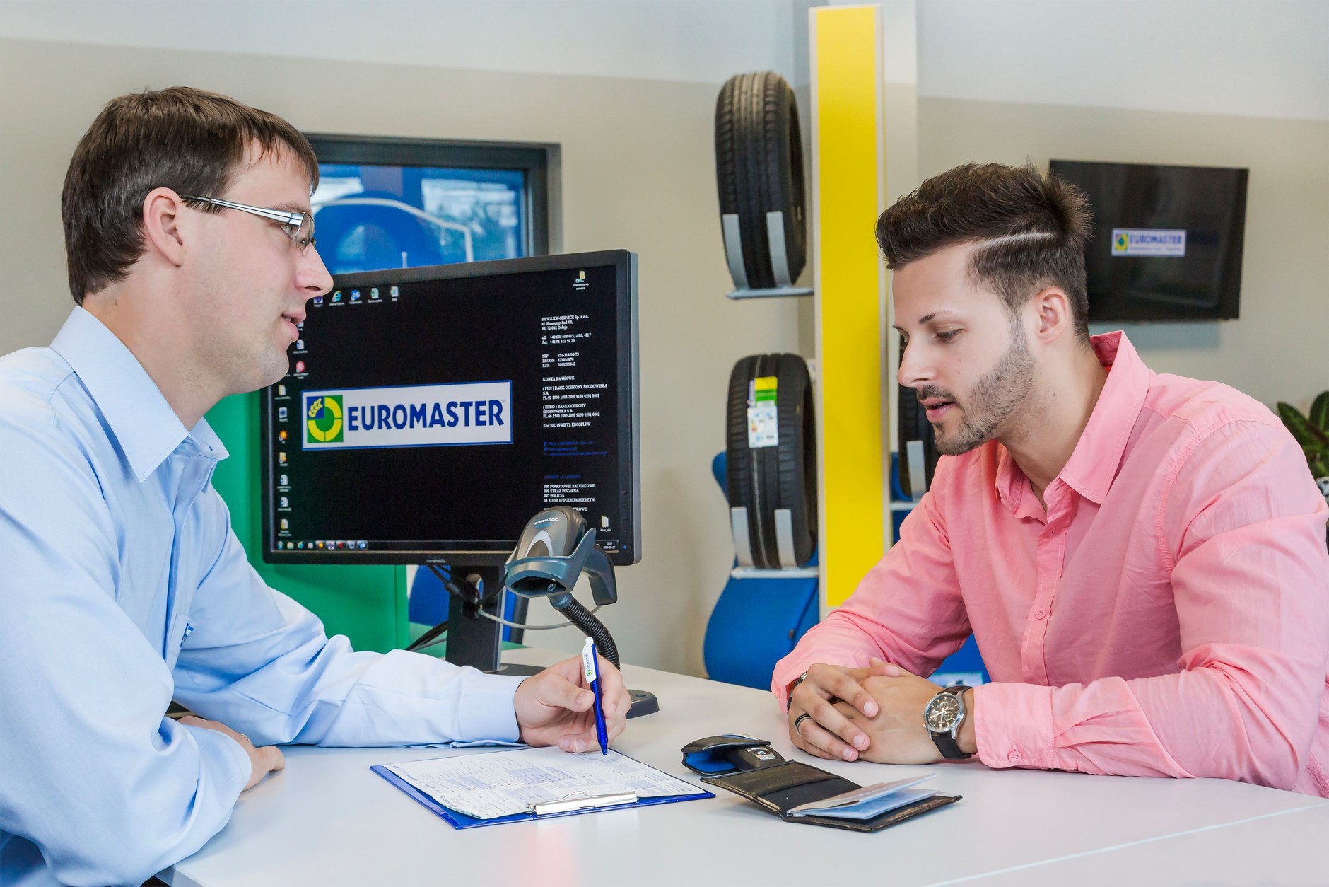 Konsultacja z klientem w warsztacie Euromaster