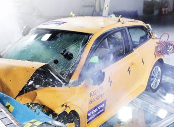 Co zostało po rozbiciu elektrycznego Volvo C30?