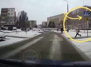 Taksówkarz wrzucił nagranie z kamerki samochodowej, by pouczyć rodziców. Internauci wytknęli jego błędy