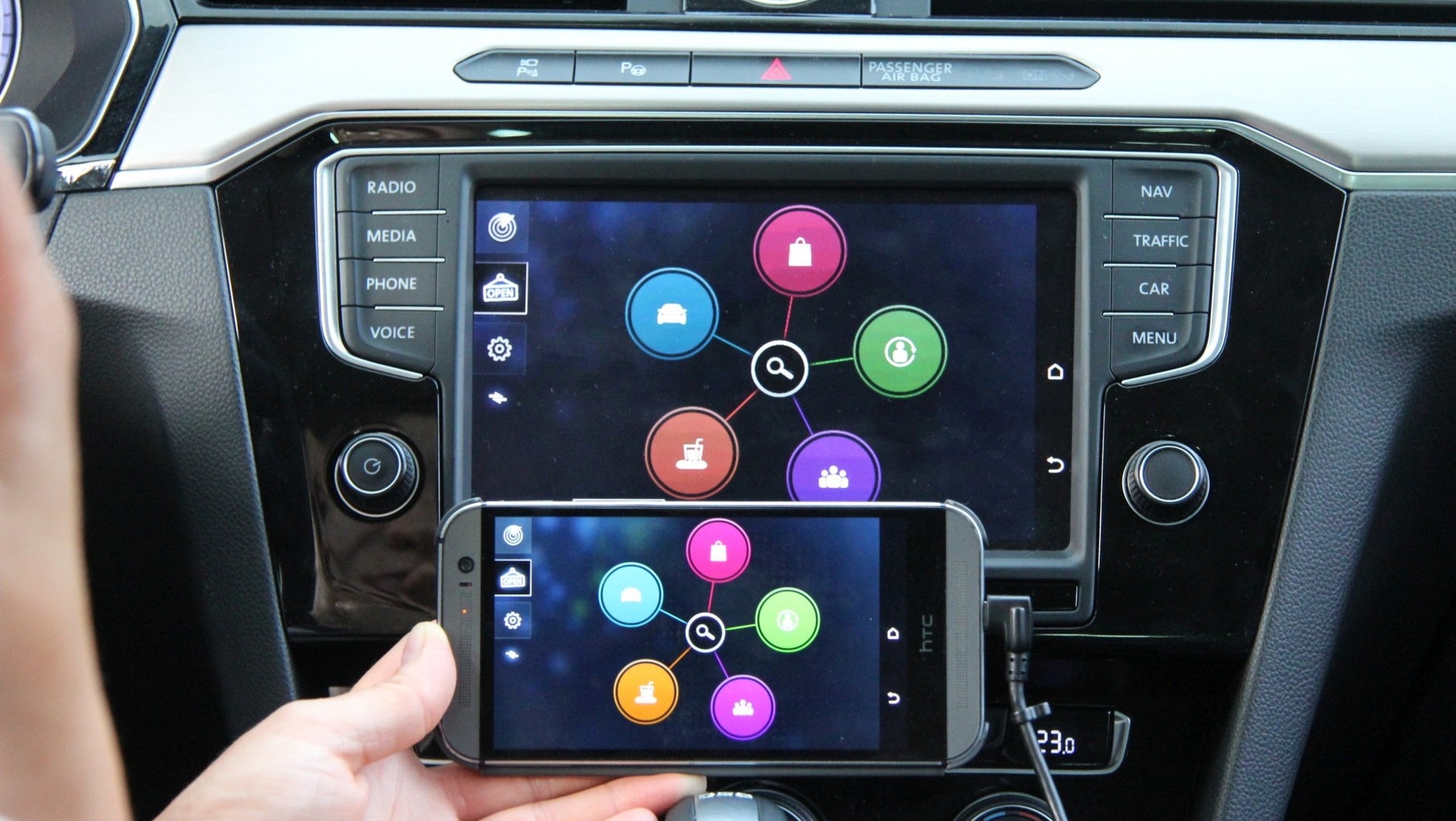 MirrorLink w Passacie - edycja 2016. Aplikacja VW My Guide do wyszukiwania miejsc poprzez Google i Yelp