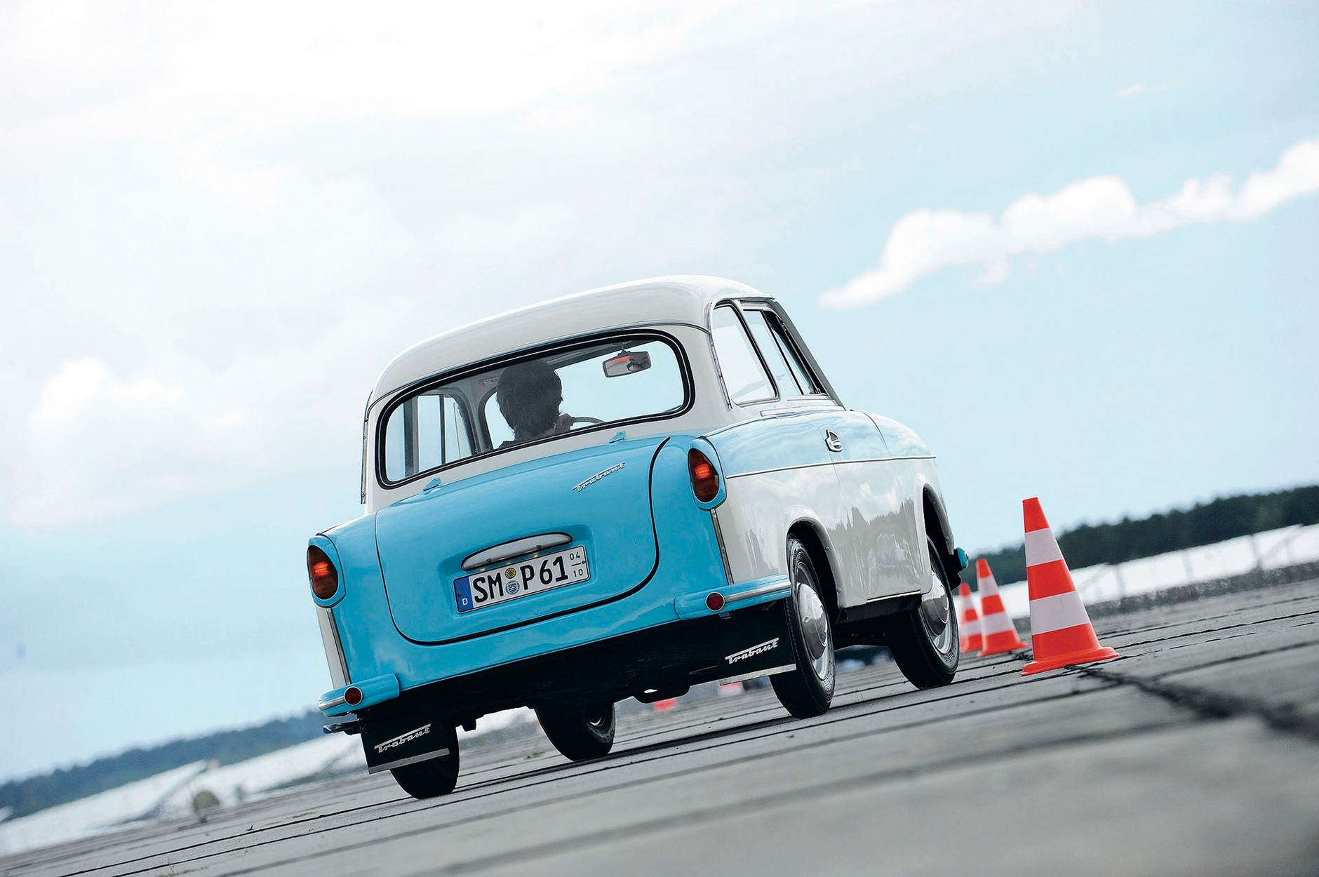 ocjalizm wygrywa. Później nie było już tak różowo, bo gdy z taśmy zjeżdżał ostatni Trabi, Mercedes modernizował model W124!
