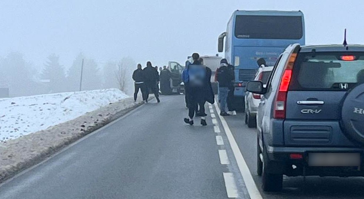 Ustawka pseudokibiców przerwana przez policję. Interwencja na drodze wojewódzkiej