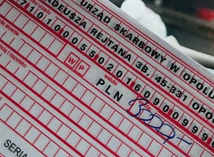 Policjanci zaglądają w dwa miejsca samochodu i wystawiają mandaty do 3000 zł