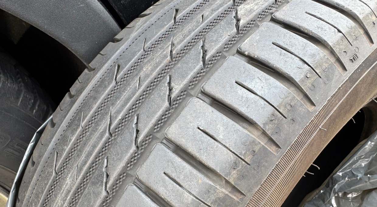 Mandat za złe opony może sięgnąć do trzech tys. zł. Policjanci sprawdzają kilka rzeczy [Lista]