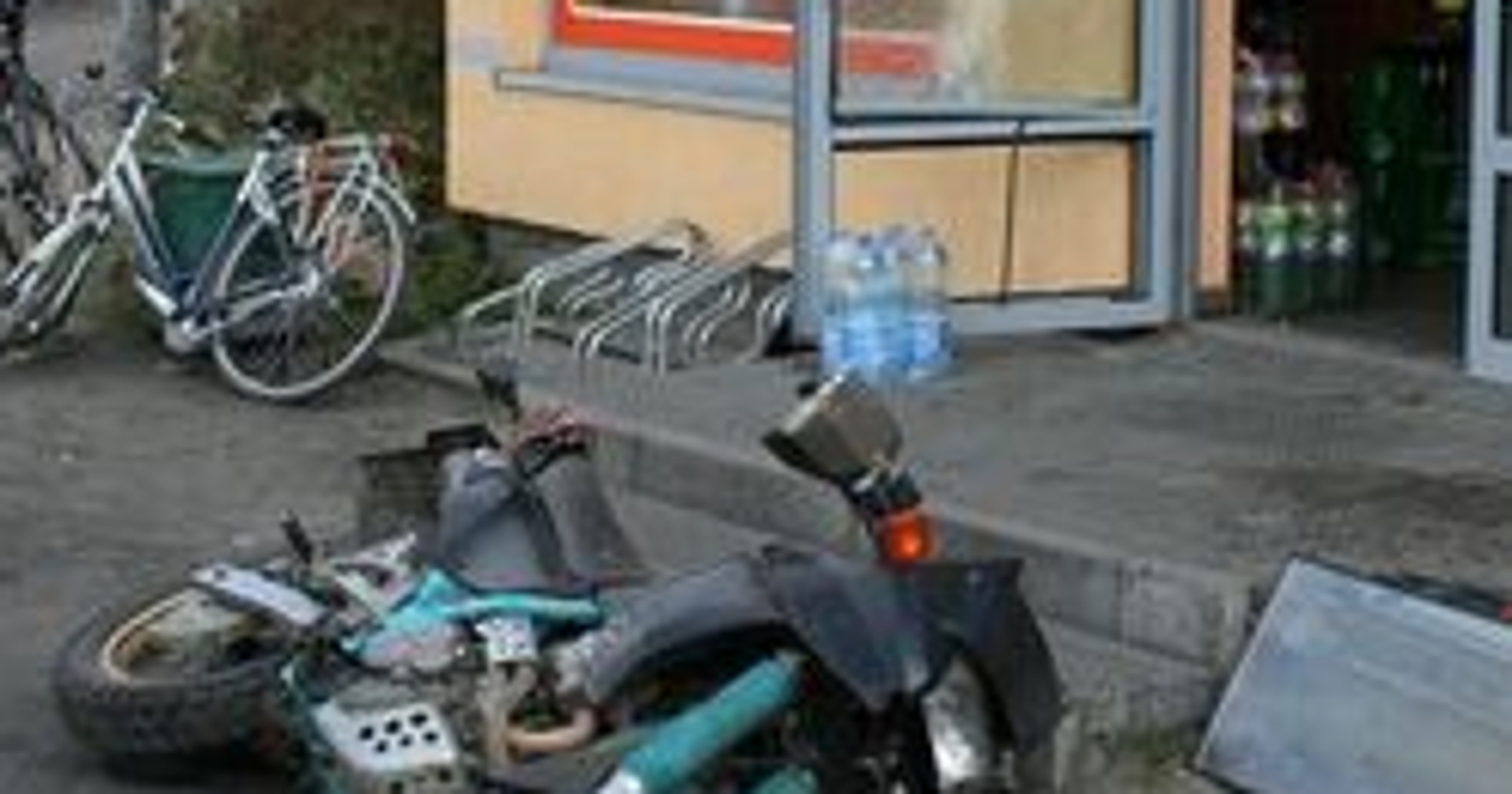 Motocyklem wjechał do sklepu