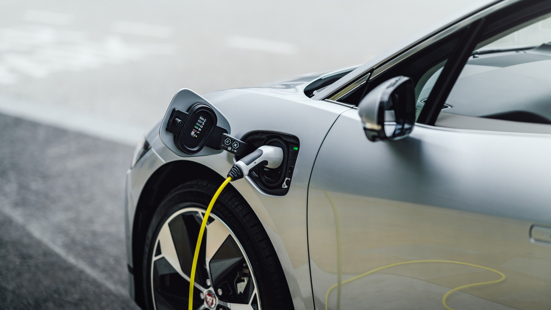 Korzystanie z szybkiej ładowarki DC o mocy do 100 kW pozwala zwiększyć zasięg o 127 km w 15 minut.