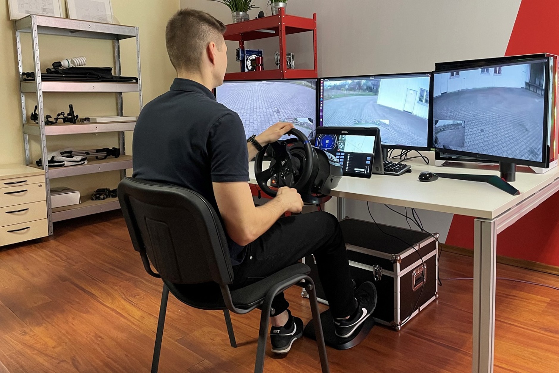 Kierowca zdalny prowadzi Triggo znajdujące się 5 km od niego