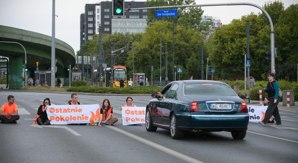 Protest aktywistów na jezdni przy galerii handlowej Westfield Mokotów w Warszawie, 07.07.2024.
